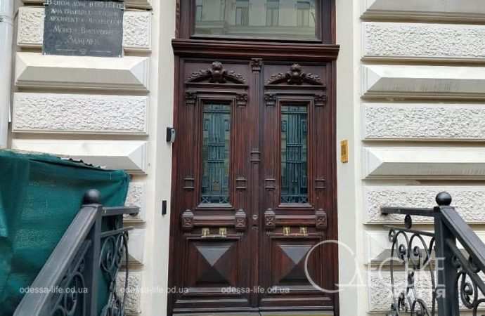 Старинные двери в центре Одессы9