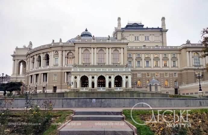 Фонтан у Одесской Оперы консервируют