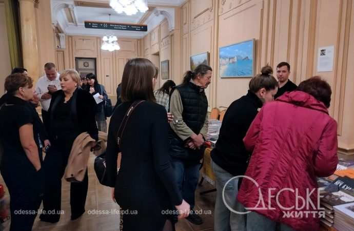 Меридиан Одесса, посетители в холле