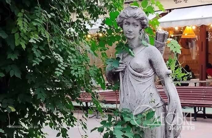 Ноябрь в Одессе, статуя