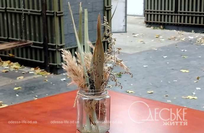 Ноябрь в Одессе, украшение кафе