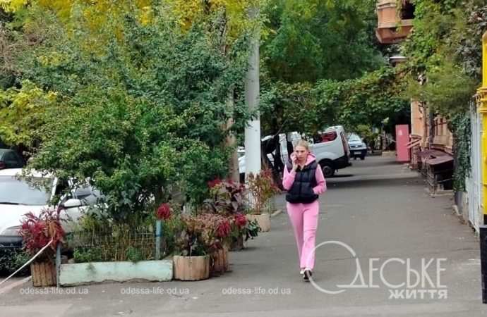 Ноябрь в Одессе, прохожая