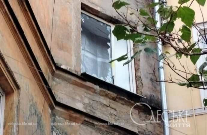 Одесса после обстрела 15 ноября, разбитое окно