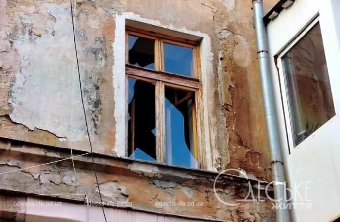 Одесса после обстрела 15 ноября, окно пострадавшего дома