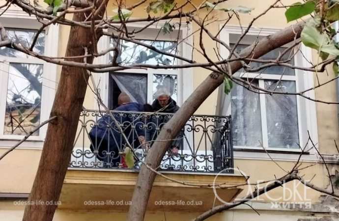 Одесса после обстрела 15 ноября, на балконе