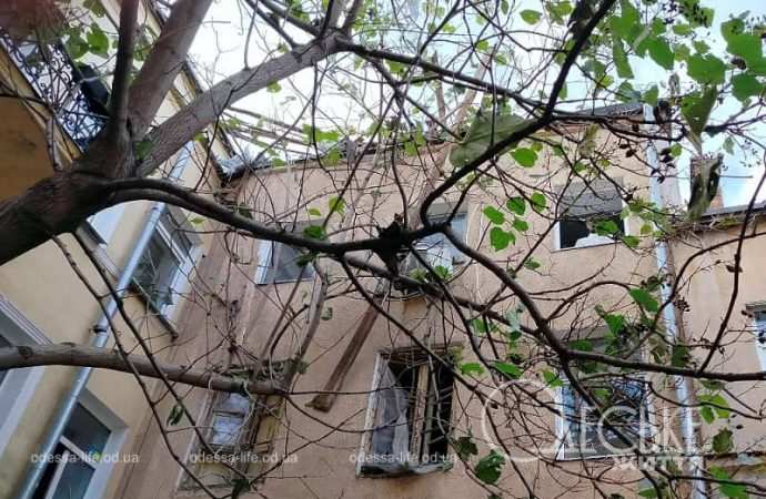 Одесса после обстрела 15 ноября, фасад дома