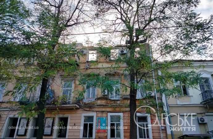 Одесса после обстрела 15 ноября, пострадавший дом