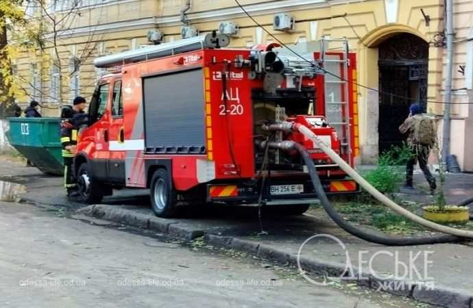 Одесса после обстрела 15 ноября, спасатели