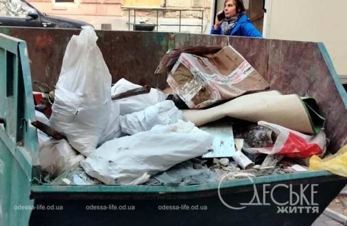 Одесса после обстрела 15 ноября, мусор