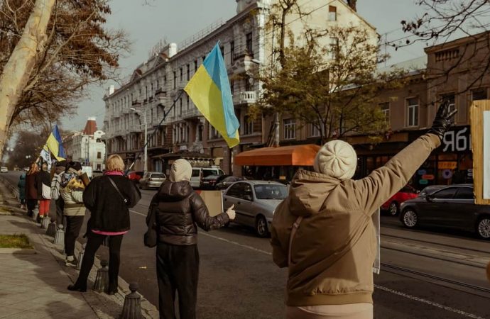 «20% бюджета на фронт»: в центре Одессы прошел традиционный пикет в поддержку ВСУ (фоторепортаж)