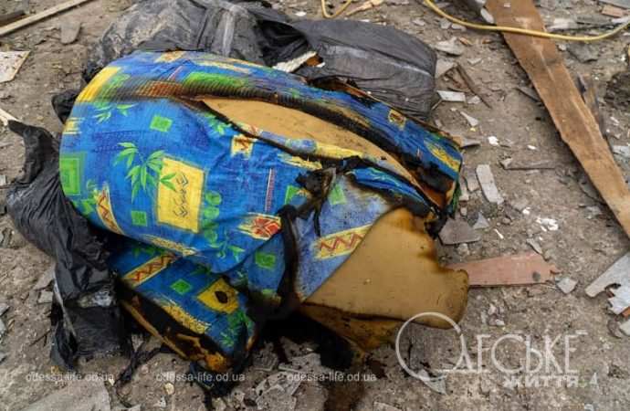 В Одессе ликвидируют последствия атаки 10 ноября 2024, остатки мебели