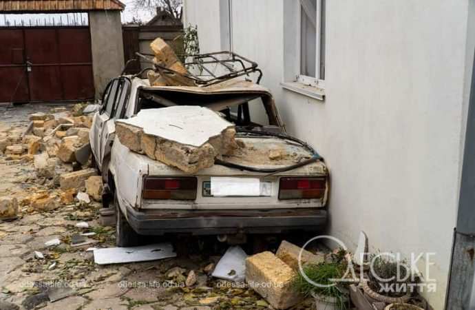 В Одессе ликвидируют последствия атаки 10 ноября 2024, авто во дворе