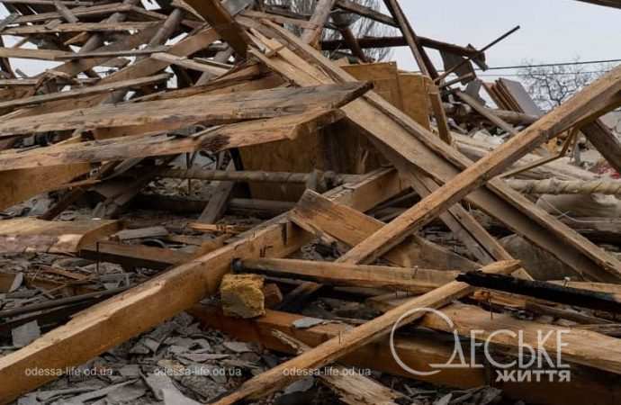 В Одессе ликвидируют последствия атаки 10 ноября 2024, развалины дома