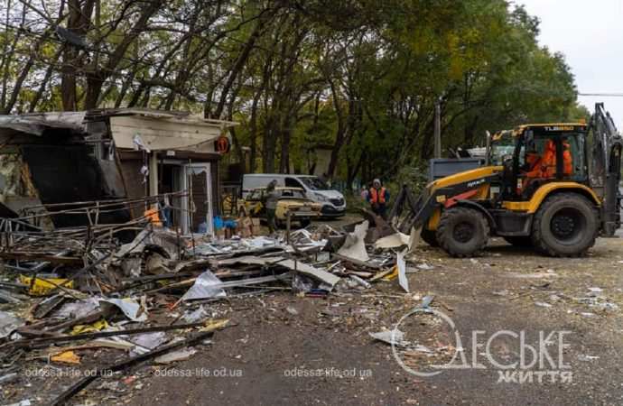 В Одессе ликвидируют последствия атаки 10 ноября 2024, много мусора