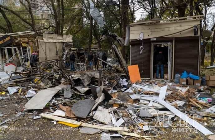 В Одессе ликвидируют последствия атаки 10 ноября 2024, разрушения на рынке