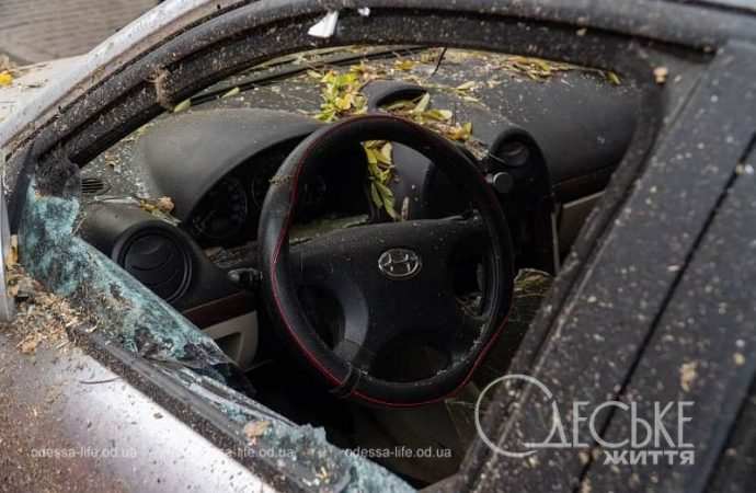 В Одессе ликвидируют последствия атаки 10 ноября 2024, авто на рынке