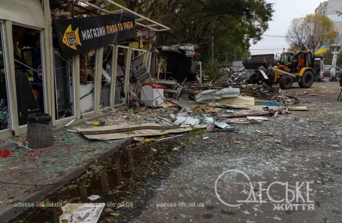 В Одессе ликвидируют последствия атаки 10 ноября 2024, разрушенный рынок