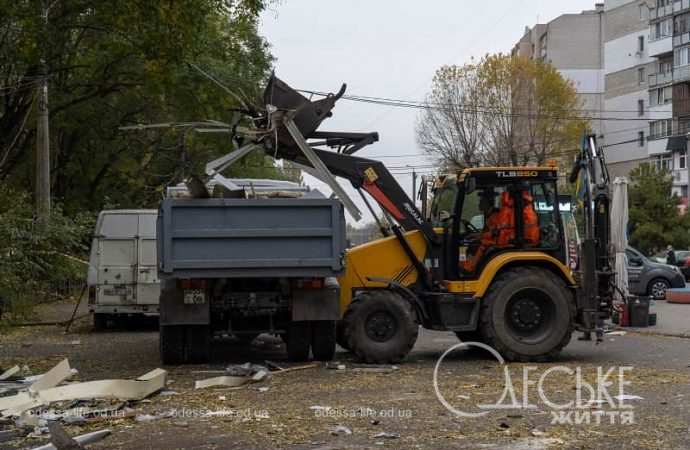 В Одессе ликвидируют последствия атаки 10 ноября 2024, работает техника