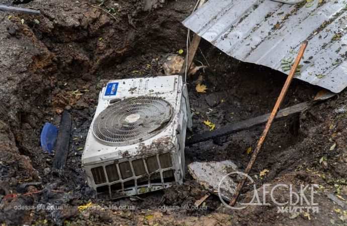 В Одессе ликвидируют последствия атаки 10 ноября 2024, кондиционер оторвало