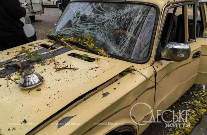 В Одессе ликвидируют последствия атаки 10 ноября 2024, пострадали авто