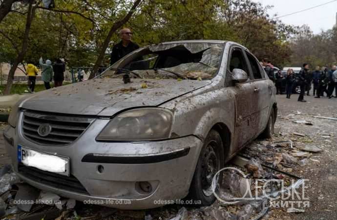 В Одессе ликвидируют последствия атаки 10 ноября 2024, разбитая машина