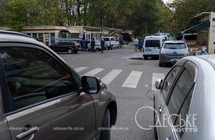 В Одессе ликвидируют последствия атаки 10 ноября 2024, возле рынка