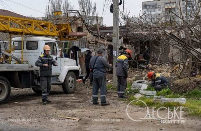 В Одессе ликвидируют последствия атаки 10 ноября 2024, коммунальщики