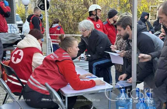 Постраждалим від прильоту в Одесі надають необхідну допомогу (фото)