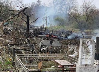 В Одессе в результате обстрела пострадало кладбище, уничтожены могилы (видео)