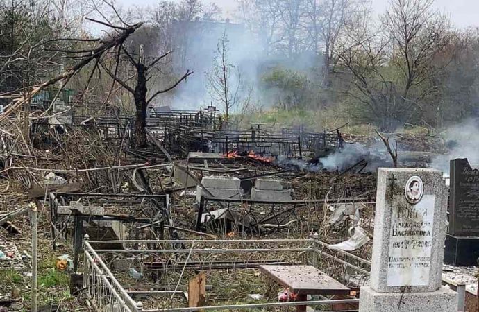 В Одессе в результате обстрела пострадало кладбище, уничтожены могилы (видео)