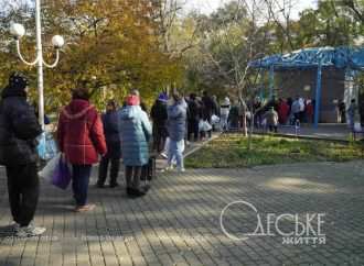 Одесса без света и воды: у бюветов выстраиваются километровые очереди (фоторепортаж)