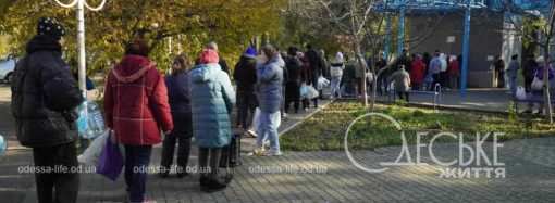 Одеса без світла та води: біля бюветів вишиковуються кілометрові черги (фоторепортаж)