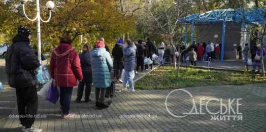 Одесса без света и воды: у бюветов выстраиваются километровые очереди (фоторепортаж)