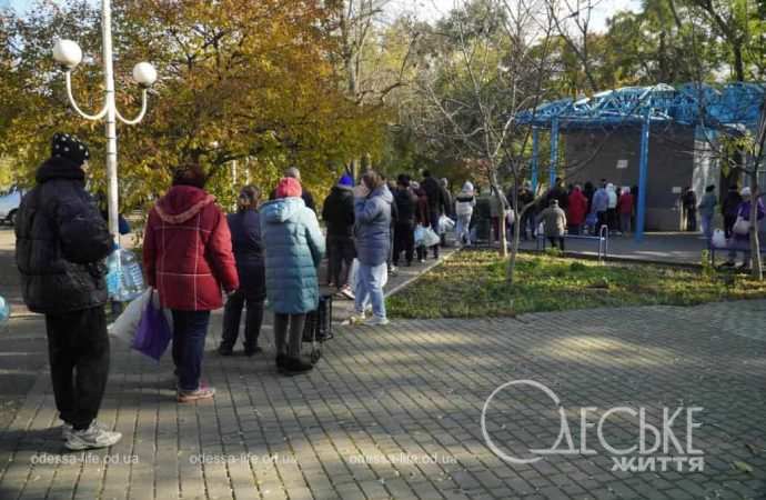 Одесса без света и воды: у бюветов выстраиваются километровые очереди (фоторепортаж)