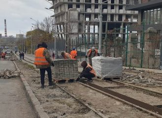 В Одессе начали ремонт на спуске Виталия Блажко: движение перекрыто, разбирают трамвайные пути