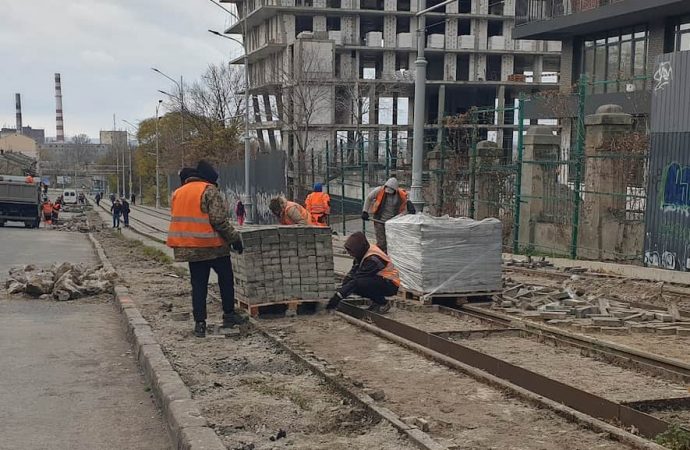 В Одессе начали ремонт на спуске Виталия Блажко: движение перекрыто, разбирают трамвайные пути