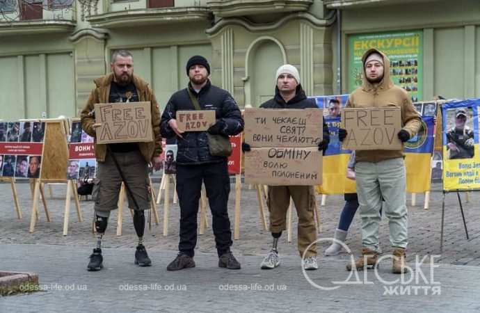 Акция в поддержку военнопленных в Одессе, участники пикета