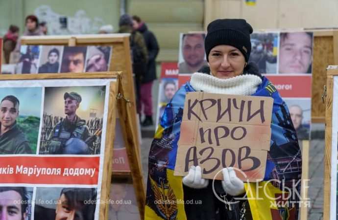 Акция в поддержку военнопленных в Одессе, Кричи про Азов