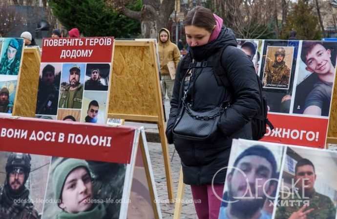 Акция в поддержку военнопленных в Одессе, девушка