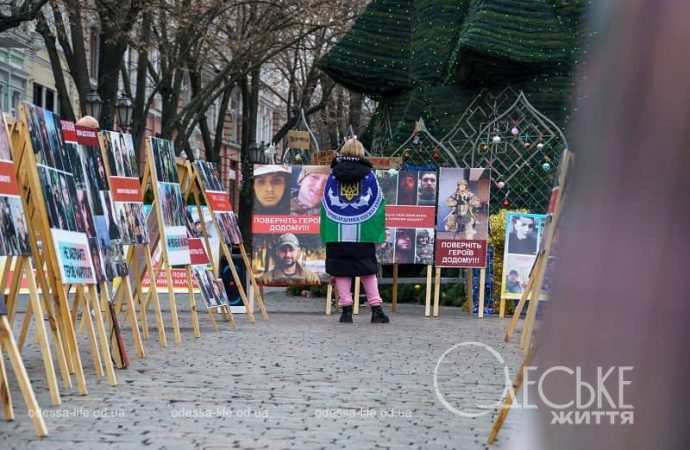 Акция в поддержку военнопленных в Одессе, плакаты