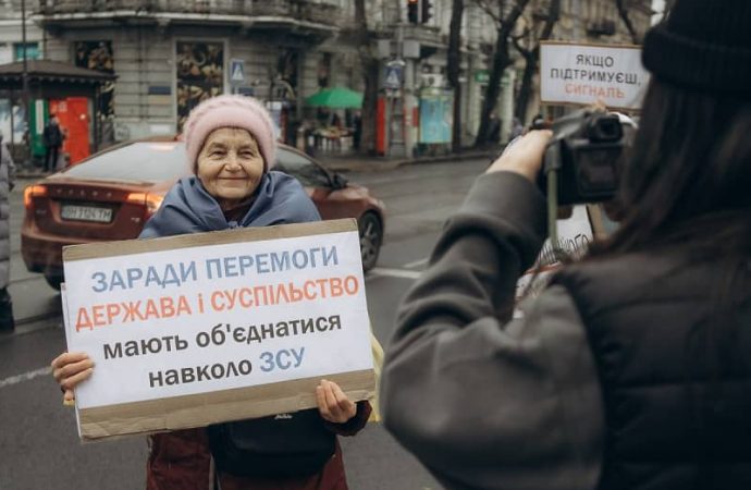 Акция в Одессе 7 декабря 2024, участница с плакатом