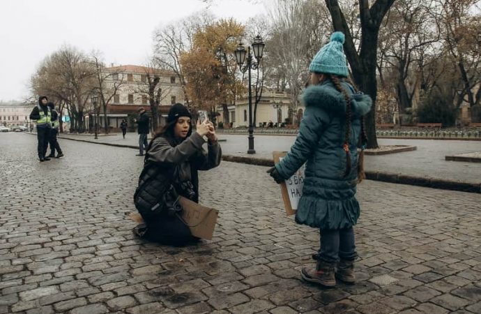 Акция в Одессе 7 декабря 2024, фотограф и юная участница
