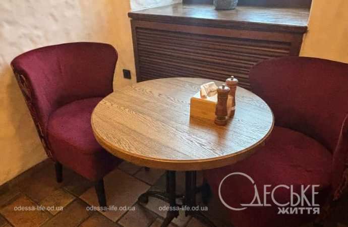 Casa Placinta, столик