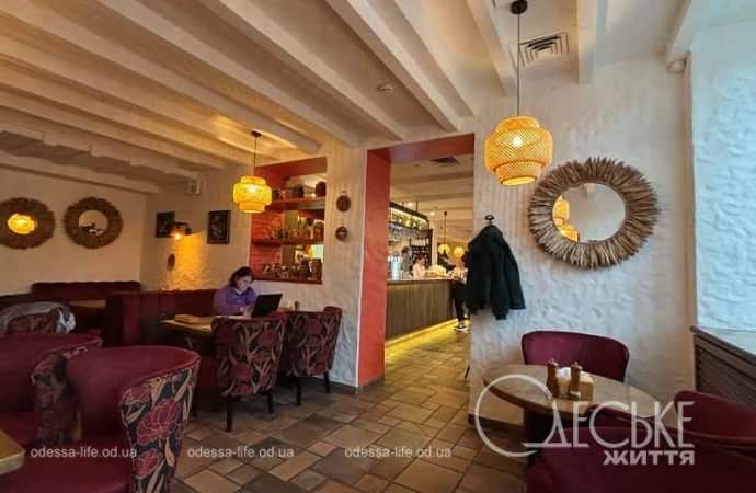 Casa Placinta, в зале