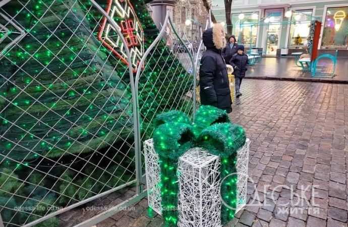 У главной елки Одессы на Дерибасовской