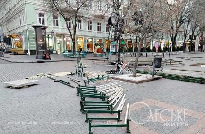 В Одессе начался монтаж главной елки