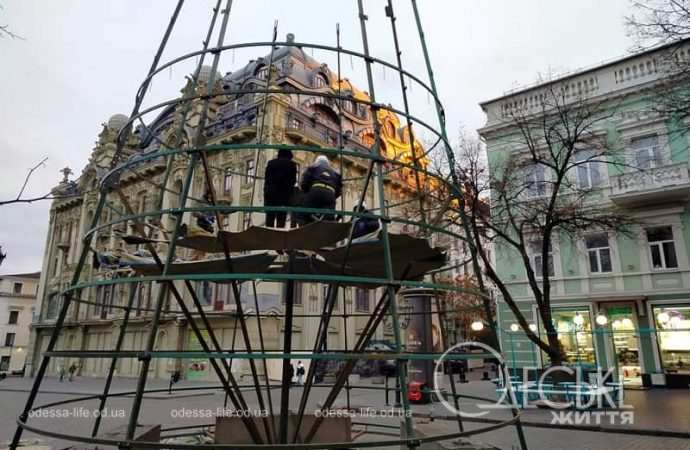 Монтаж главной елки Одессы