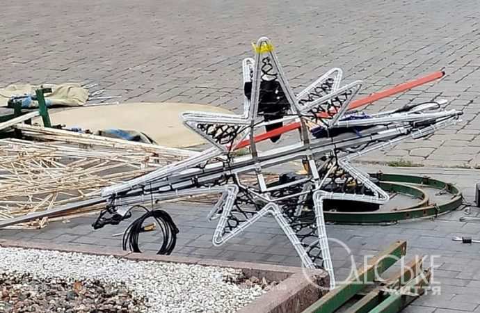 В Одессе собирают новогоднюю елку, звезда