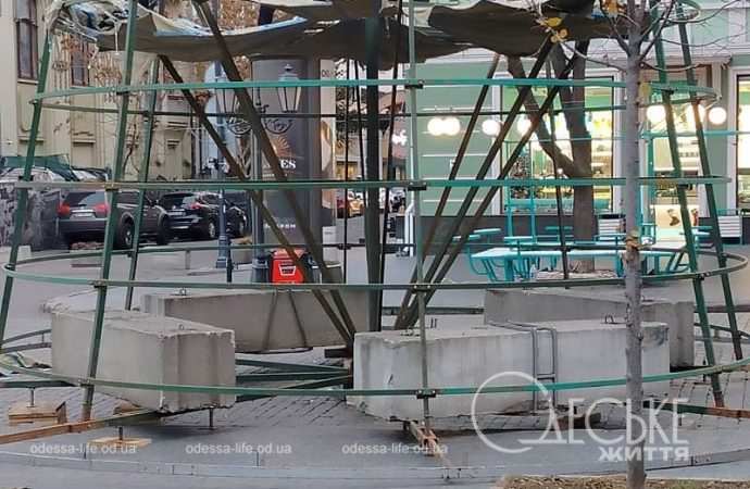 На Дерибасовской устанавливают елку