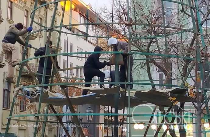 Монтаж главной елки в Одессе, 3 декабря 2024